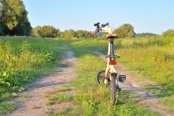 Велосипед Strida в сельской местности . — стоковое фото