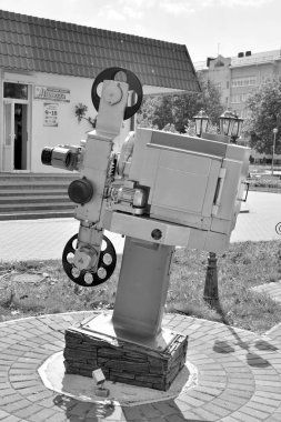 Stolin, Beyaz Rusya - 18 Ağustos 2019: Eski film projektörü bir şehir caddesine anıt olarak yerleştirildi.