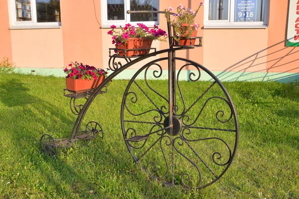 Decoración de la calle en forma de bicicleta . — Foto de Stock