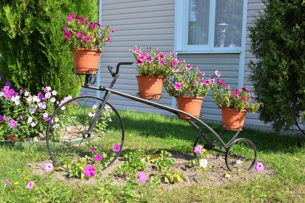 Gatudekoration i form av en cykel. — Stockfoto