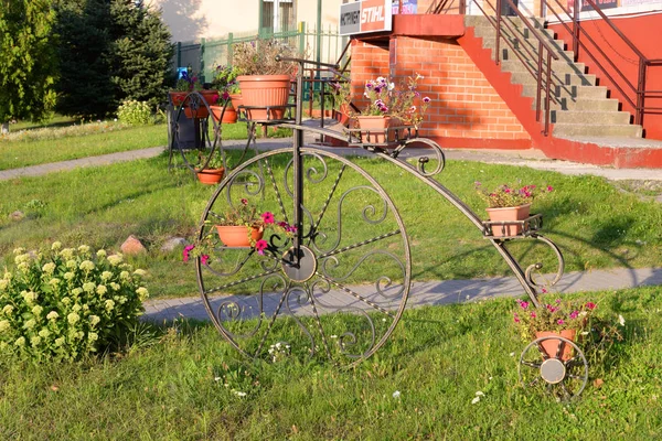 Decoración de la calle en forma de bicicleta . — Foto de Stock