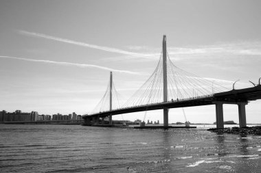 Rusya 'nın Saint Petersburg kentindeki Petrovsky çim yolu üzerindeki kablolu köprü. Batı 'nın yüksek hızlı çapının bir parçası. Siyah ve beyaz.