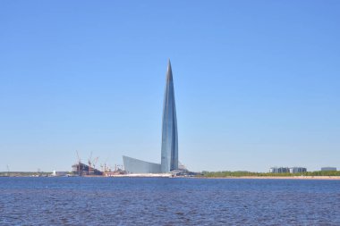 ST.PETERSBURG, RUSSIA - 17 Mayıs 2019: Finlandiya Körfezi kıyısındaki Gökdelen Lakhta Merkezi.