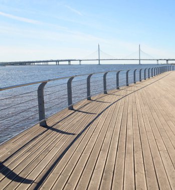 Neva Nehri 'nin seti ve Rusya' nın Saint Petersburg kentindeki Petrovsky geçidi üzerindeki kablo köprüsü..