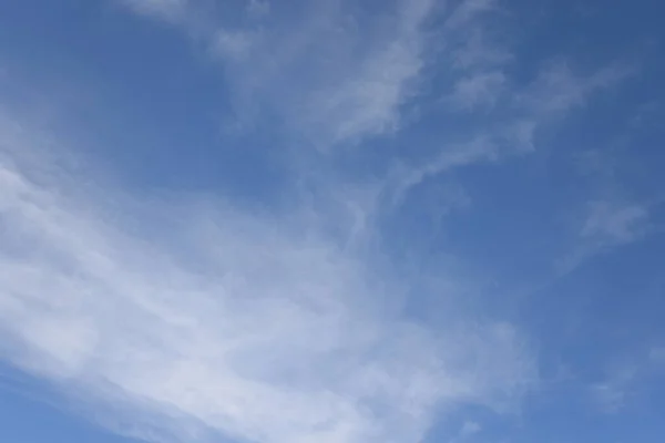 青空と雲は 背景として使用することができます — ストック写真