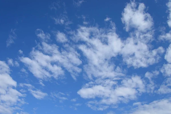 Langit Biru Dan Awan Dapat Digunakan Sebagai Latar Belakang — Stok Foto