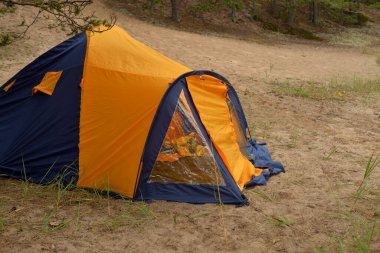 Yaz günü kumda kamp çadırları.