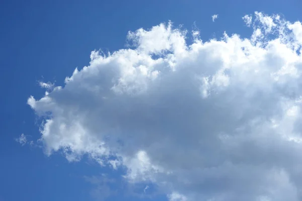 Langit Biru Dan Awan Dapat Digunakan Sebagai Latar Belakang — Stok Foto