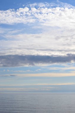 Bulut gününde göl, Karelian isthmus, Rusya.