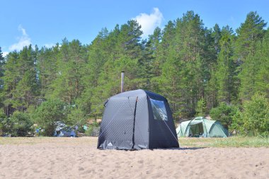 Yaz günü çam ormanında kamp çadırı..