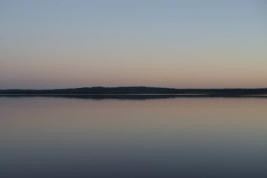 Yaz günbatımında göl, Karelian isthmus, Rusya.