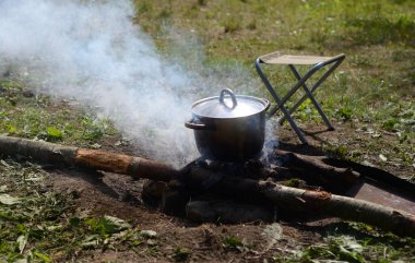 Kamp ateşinde esrar. Kamp gezisinde..