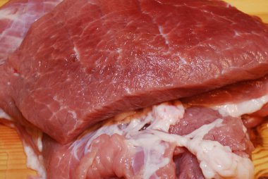 Bir parça taze domuz eti. Yaklaş..