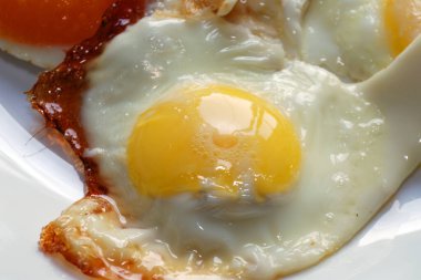 Çırpılmış yumurta, beyaz tabakta yakın..