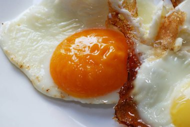 Çırpılmış yumurta, beyaz tabakta yakın..