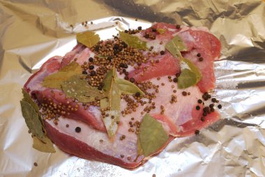 Baharatlı taze domuz eti..