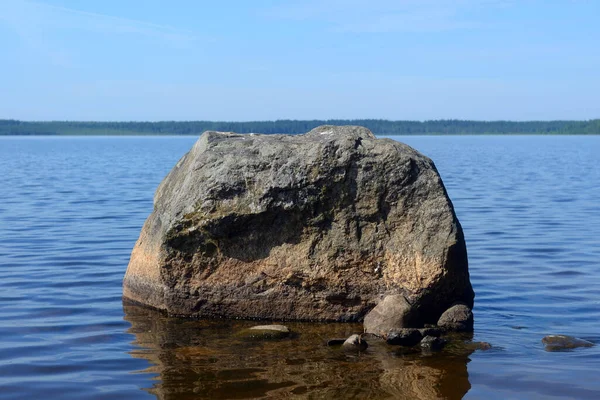 Velký Žulový Balvan Břehu Jezera Karelian Isthmus Rusko — Stock fotografie