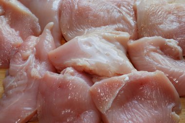 Taze kesilmiş tavuk filetosu. Yakın plan..