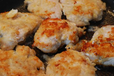 Kızarmış tavada kızarmış tavuk filetosu..