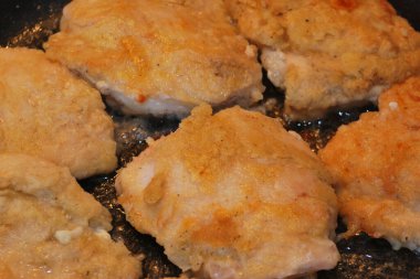 Kızarmış tavada kızarmış tavuk filetosu..