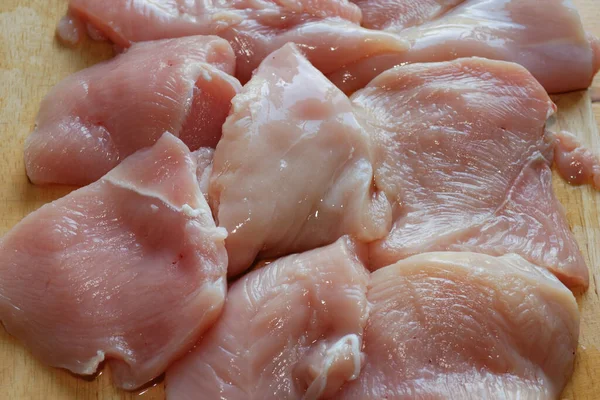 Taze kesilmiş tavuk filetosu. Yakın plan..