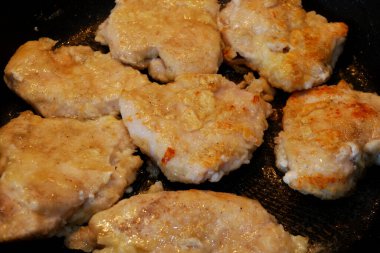 Kızarmış tavada kızarmış tavuk filetosu..