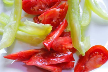 Doğranmış domates ve tatlı biber..