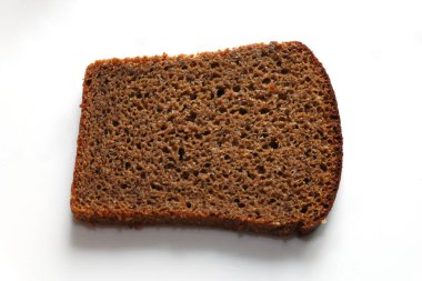 Beyaz arka planda siyah taze dilimlenmiş ekmek..