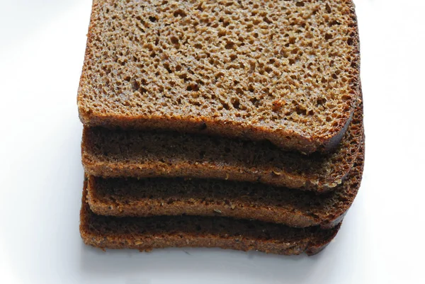 Черный Свежий Нарезанный Хлеб Белом Фоне — стоковое фото