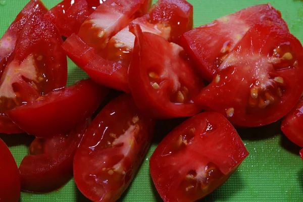 Tomate Hachée Près Sur Surface Verte — Photo