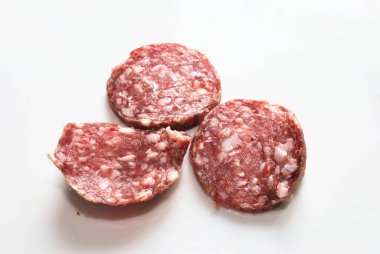 Üç parça kurutulmuş sosis..