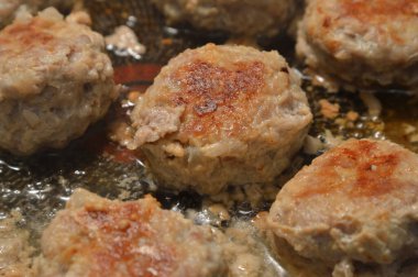 Pirzola kızartma tavasında kızarır..