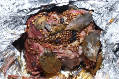 Folyoda baharatlı domuz eti..