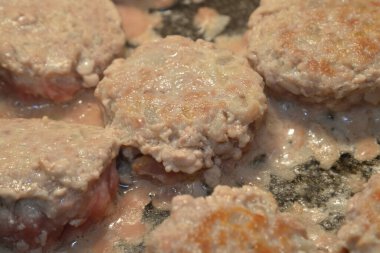 Pirzola kızartma tavasında kızarır..