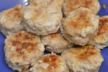 Mavi arkaplanda hazır et pirzolası.