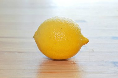 Ahşap yüzeyde olgun bir limon kaplaması.