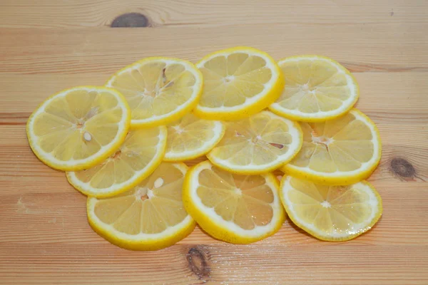 Limão Fatiado Perto Superfície Madeira — Fotografia de Stock