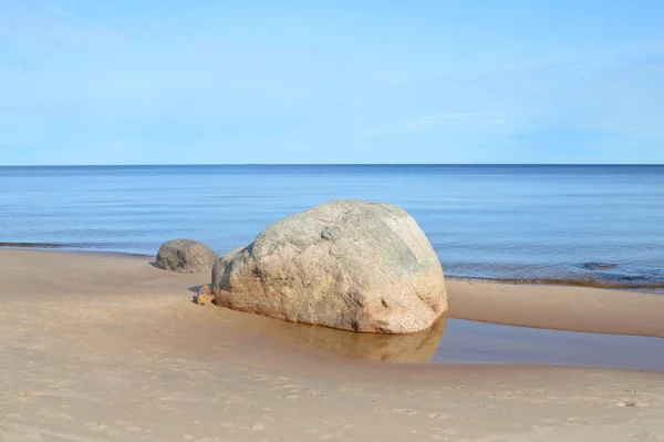 Μεγάλος Βράχος Από Γρανίτη Στην Ακτή Της Λίμνης Καρελιανός Ισθμός — Φωτογραφία Αρχείου
