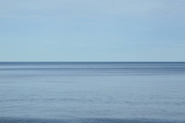 Güneşli günde deniz, Karelian isthmus, Rusya.