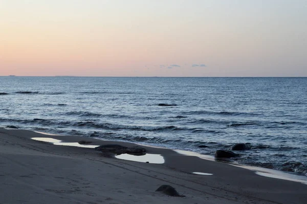 Ladoga Gölü üzerinde yaz günbatımı, Karelian isthmus, Rusya.