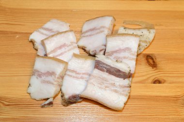 Ahşap bir yüzeyde dilimlenmiş domuz yağı. Kapat..