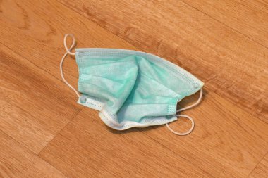 Buruşuk tıbbi maske ahşap yüzeye yakın..