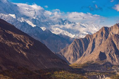 Hunza Vadisi sonbahar. Kuzey bölgesinde Pakistan