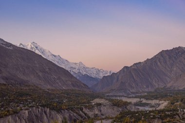 Hunza Vadisi sonbahar. Kuzey bölgesinde Pakistan
