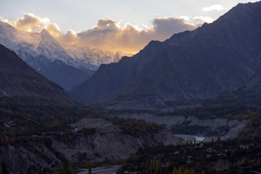 Hunza Vadisi sonbahar. Kuzey bölgesinde Pakistan