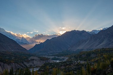 Hunza Vadisi sonbahar. Kuzey bölgesinde Pakistan