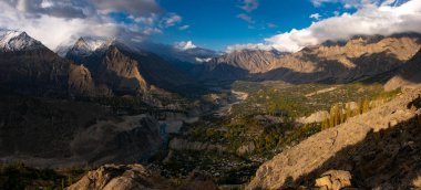 Hunza Vadisi sonbahar. Kuzey bölgesinde Pakistan