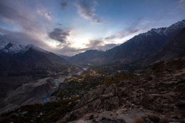 Hunza Vadisi sonbahar. Kuzey bölgesinde Pakistan