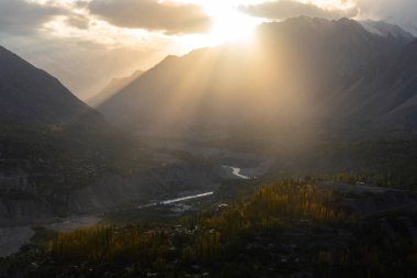 Hunza Vadisi sonbahar. Kuzey bölgesinde Pakistan