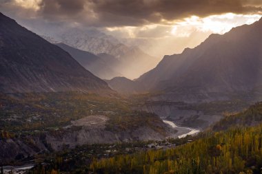 Hunza Vadisi sonbahar. Kuzey bölgesinde Pakistan